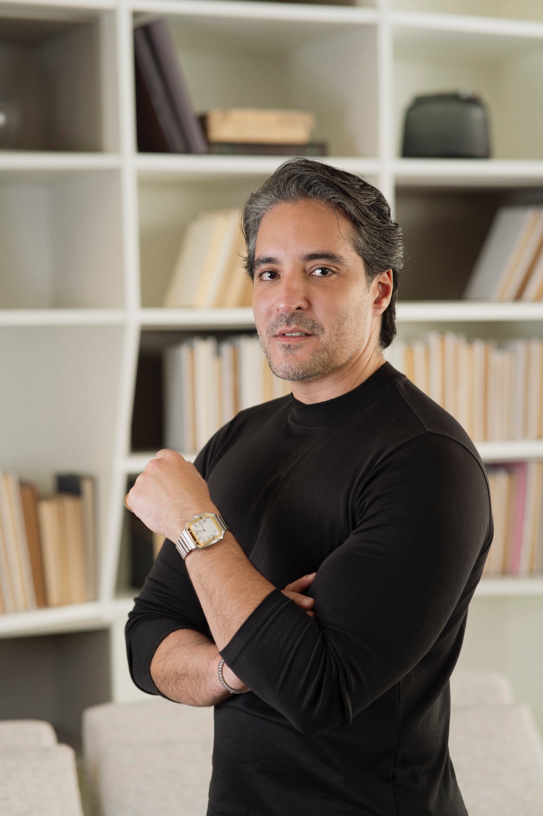 Arquiteto Rodrigo Porto estampa a capa da nova edição da revista Insider