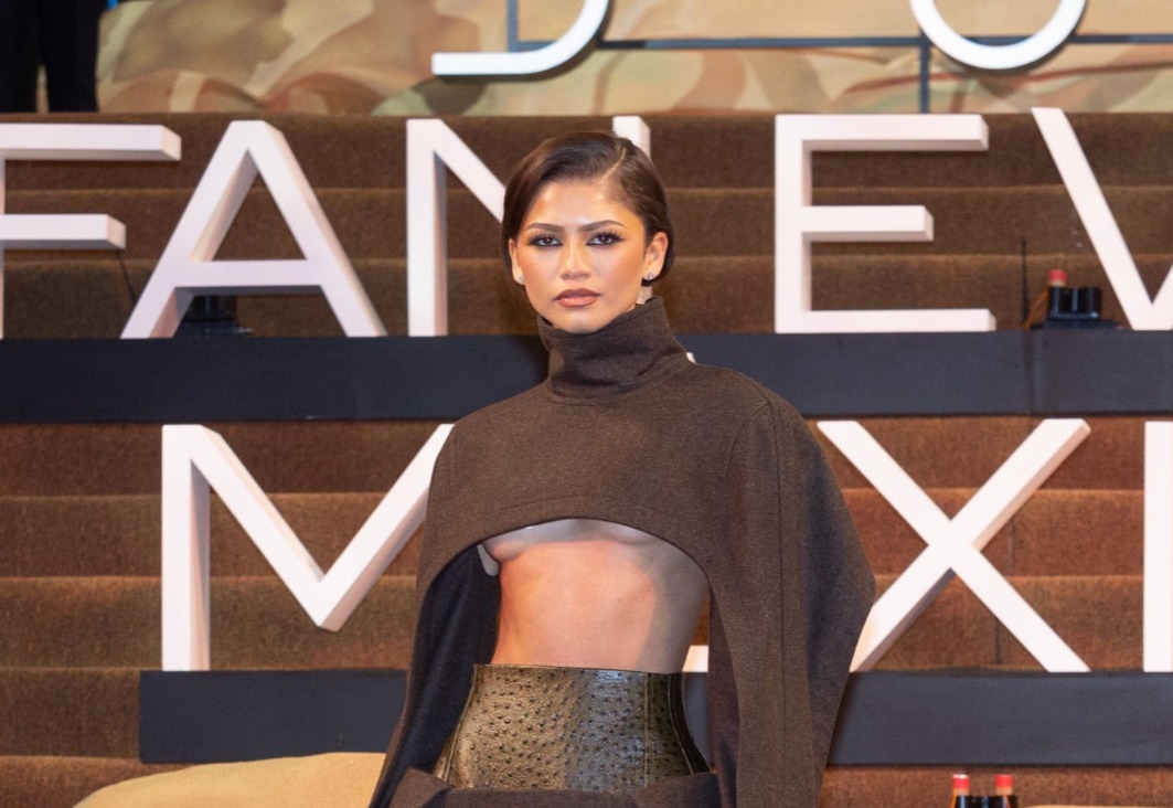 Zendaya brilha na turnê de divulgação de “Duna 2” com saltos Christian Louboutin