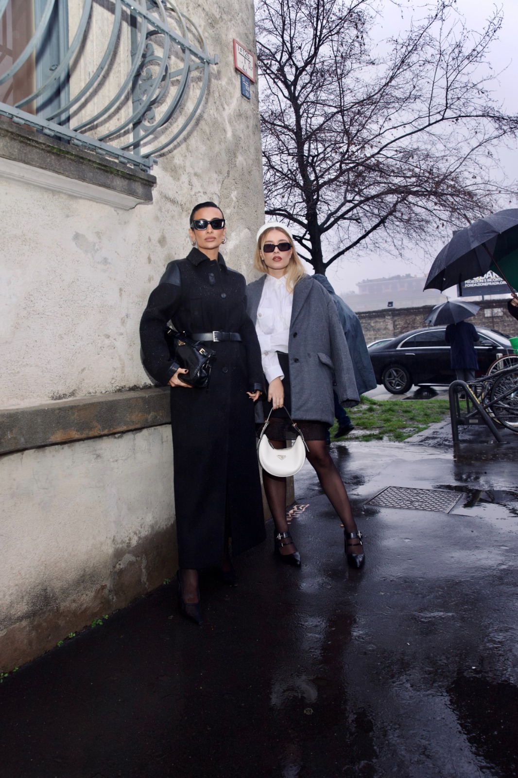 Silvia e Maria Braz vão ao desfile da Prada e evidenciam atemporalidade com peças que passam de geração em geração