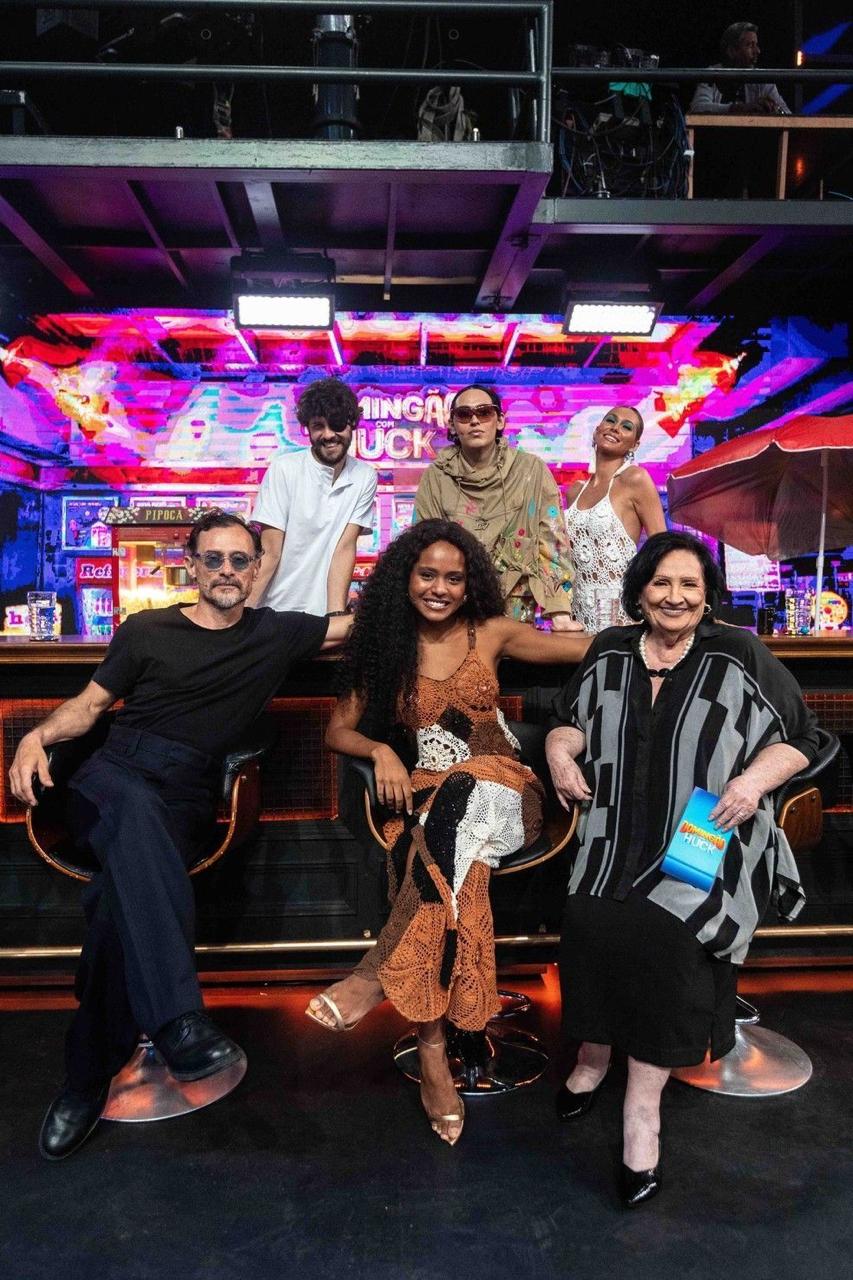 Destaque na novela Renascer, atriz Duda Santos exalta marca autoral cearense usando vestido feito à mão da TR Brand no Domingão