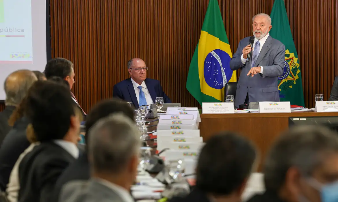 “Falta muito para se fazer”, diz Lula ao abrir reunião ministerial