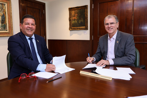 Raimundo Nonato Silva Santos é recepcionado por Randal Pompeu em visita institucional do TRE-CE à Unifor