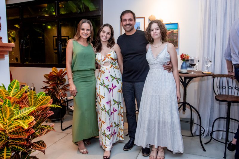 sessão parabéns - Weiber Xavier ganha festa de aniversário surpresa no apê de Ana Virginia e Fernando Novais