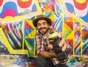 Eduardo Kobra Em Frente De Mural