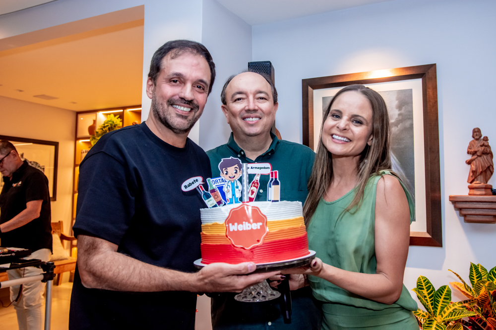 Weiber Xavier ganha festa de aniversário surpresa no apê de Ana Virginia e Fernando Novais