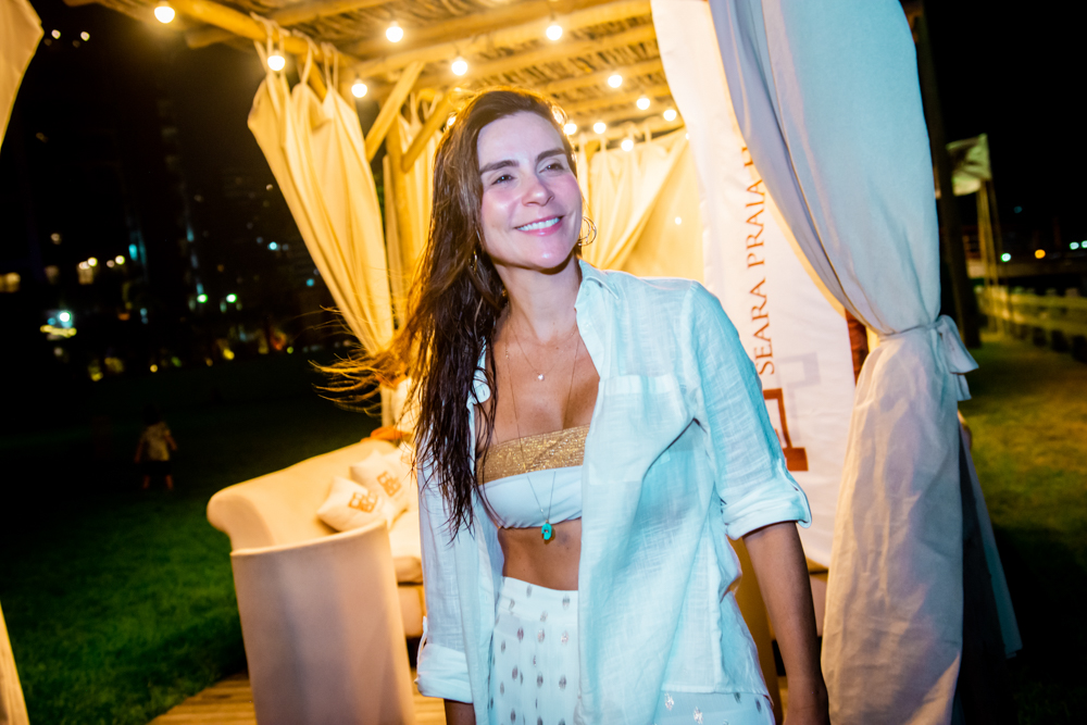 Laura Jucá esbanja alegria e alto-astral em sua festa de aniversário no Iate Clube