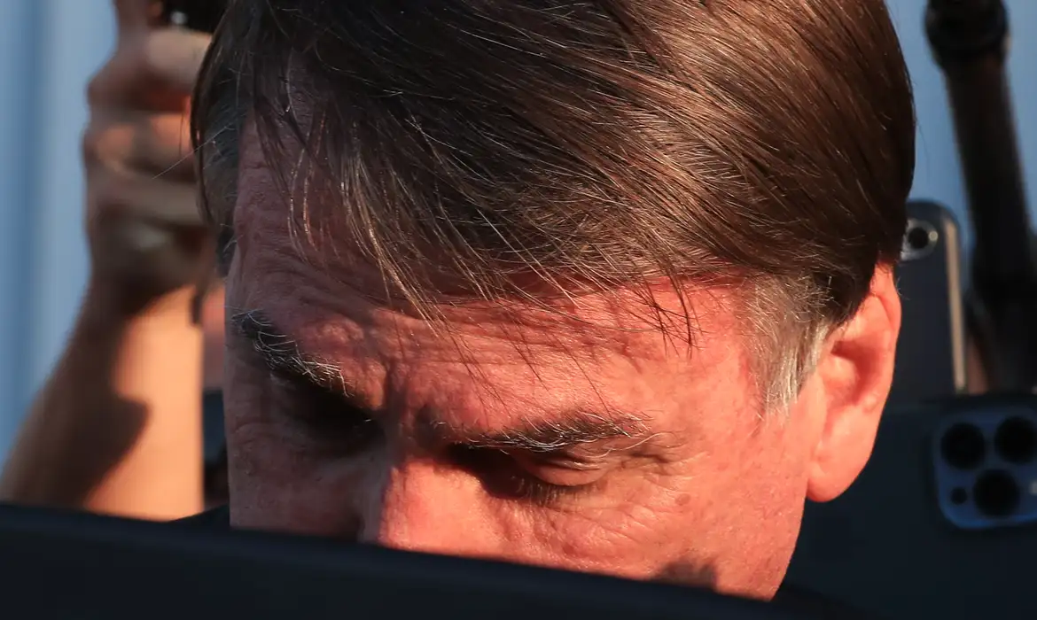 TCU arquiva processo sobre gastos de Bolsonaro em viagens oficiais de 2022
