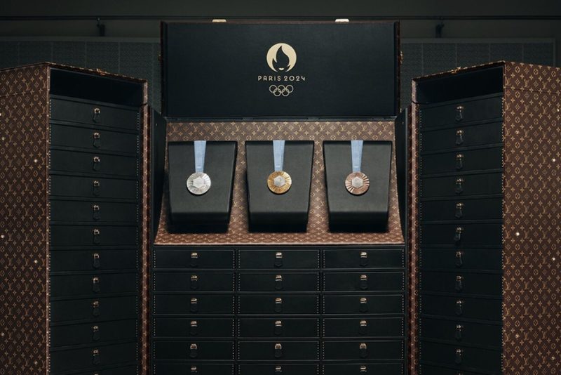 Novidade - Louis Vuitton desenvolve baús sob medida para medalhas e tochas olímpicas de Paris 2024