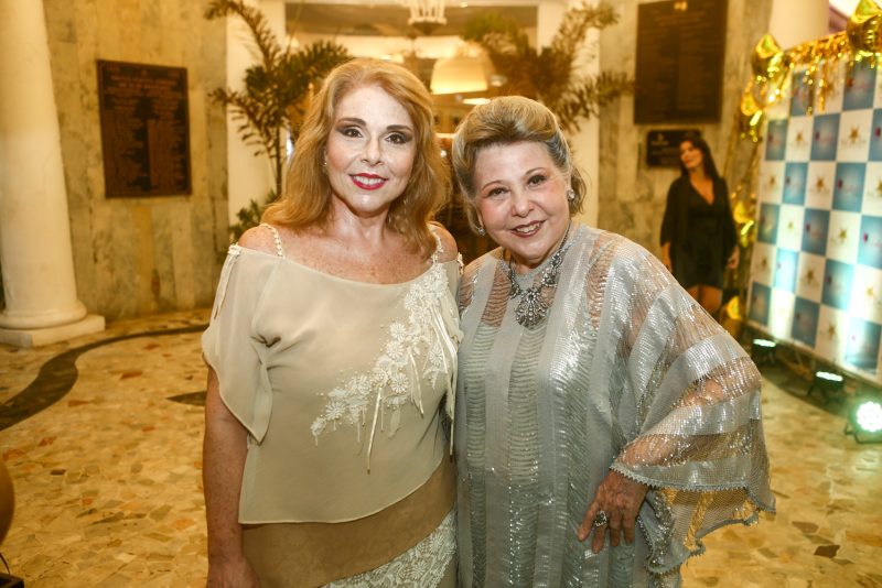 Reconhecimento - Stelinha Frota Salles agracia personalidades com Troféu Mulher Empreendedora no Náutico Atlético Cearense