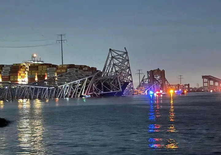 Ponte desaba nos Estados Unidos após colisão de navio cargueiro