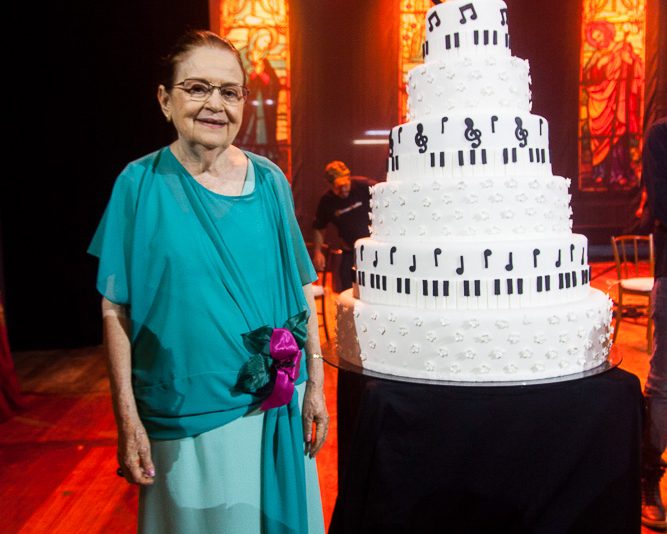 Fundadora da Casa de Vovó Dedé - Regina Barbosa é homenageada no TJA em comemoração de seus 80 anos