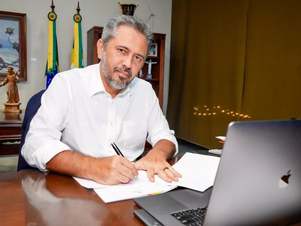 Governador Elmano de Freitas sanciona lei para fortalecer serviços judiciais no Ceará