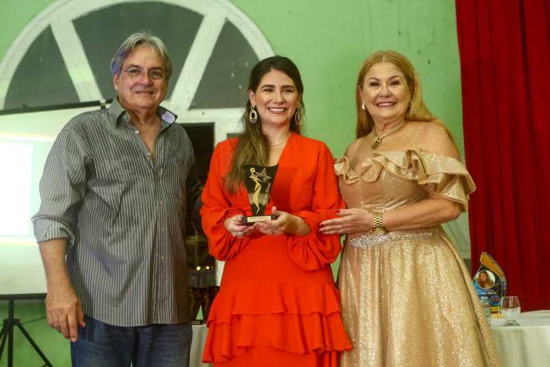Reconhecimento - Stelinha Frota Salles agracia personalidades com Troféu Mulher Empreendedora no Náutico Atlético Cearense
