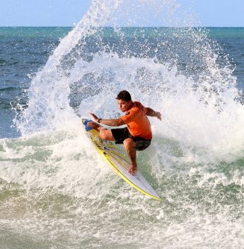 BodyTech oferece aulas gratuitas durante campeonato de surfe na Praia da Taíba