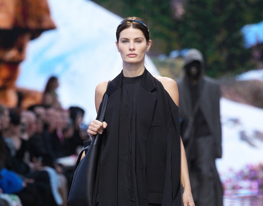 Isabeli Fontana desfila para Balenciaga sob olhares de Kim Kardashian e Serena Williams