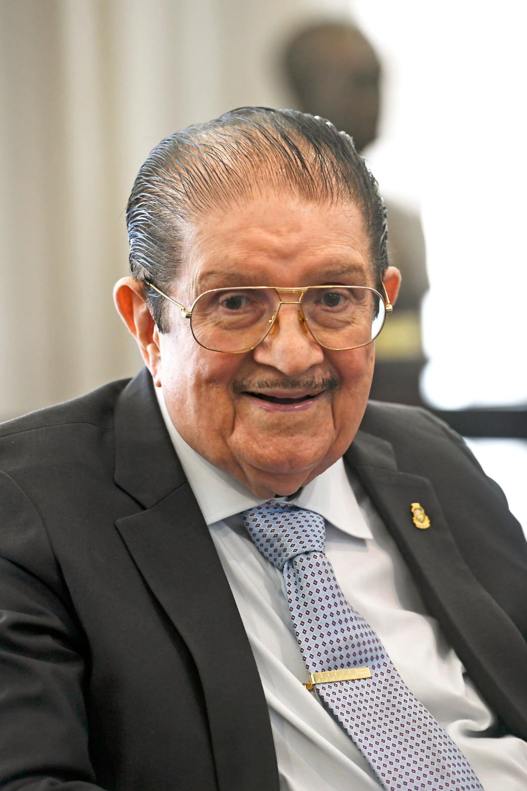 Mauro Benevides abrilhanta a capa da nova edição da revista Insider