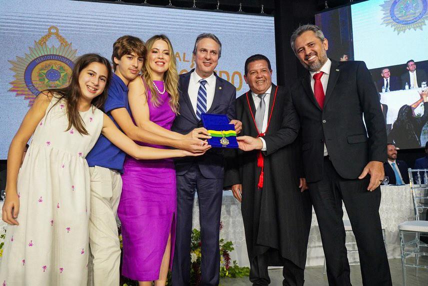 Camilo Santana recebe Medalha Padre Cícero em Juazeiro do Norte