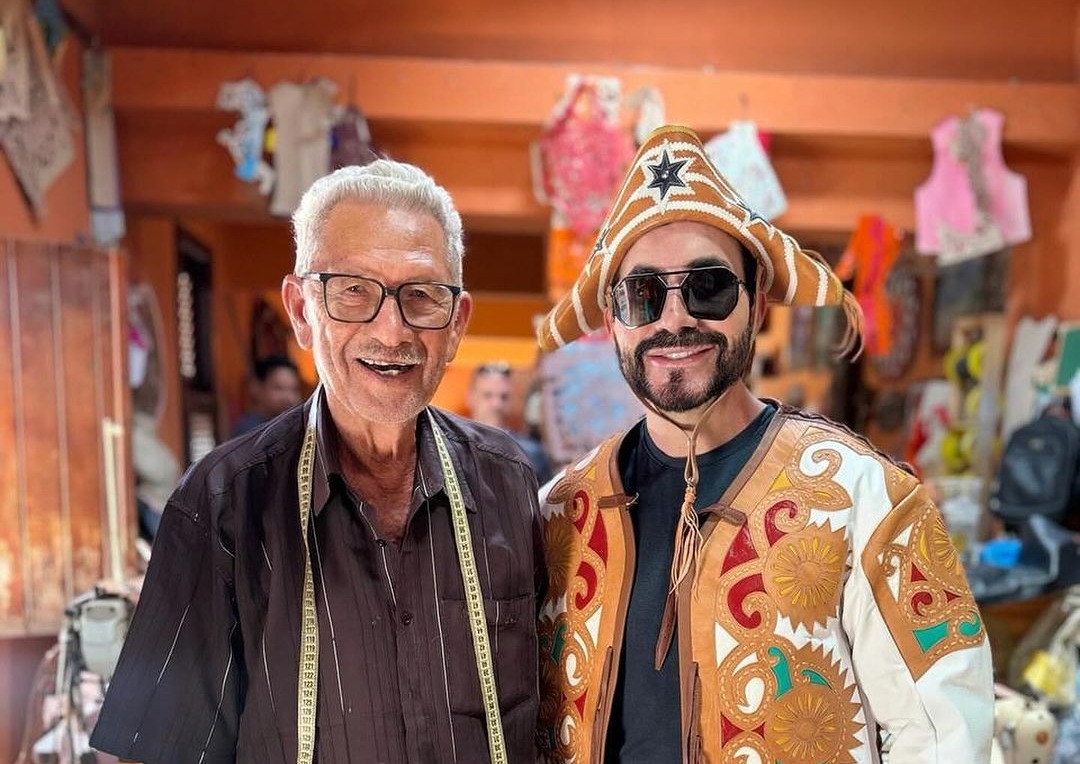 Padre Fábio de Melo visita o ateliê do Mestre Espedito Seleiro