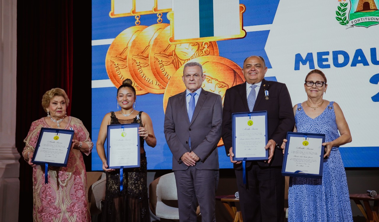 Sarto entrega 7ª Medalha Iracema em celebração ao aniversário de 298 anos de Fortaleza