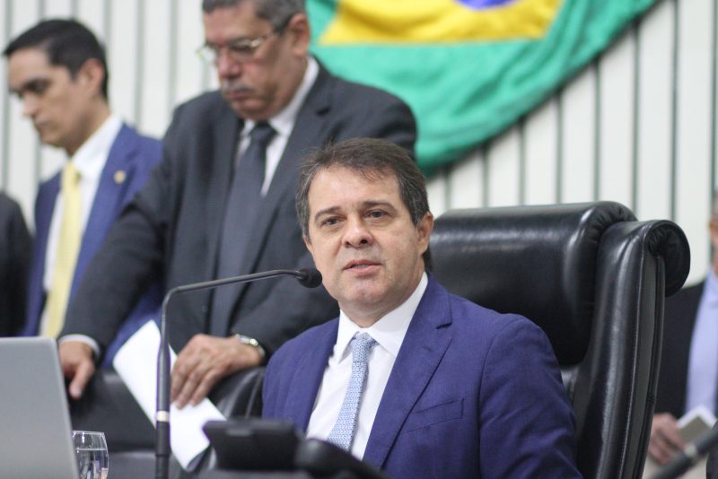 Evandro Leitão defende Fernando Santana e garante que petista não sai da presidência da CPI da Enel
