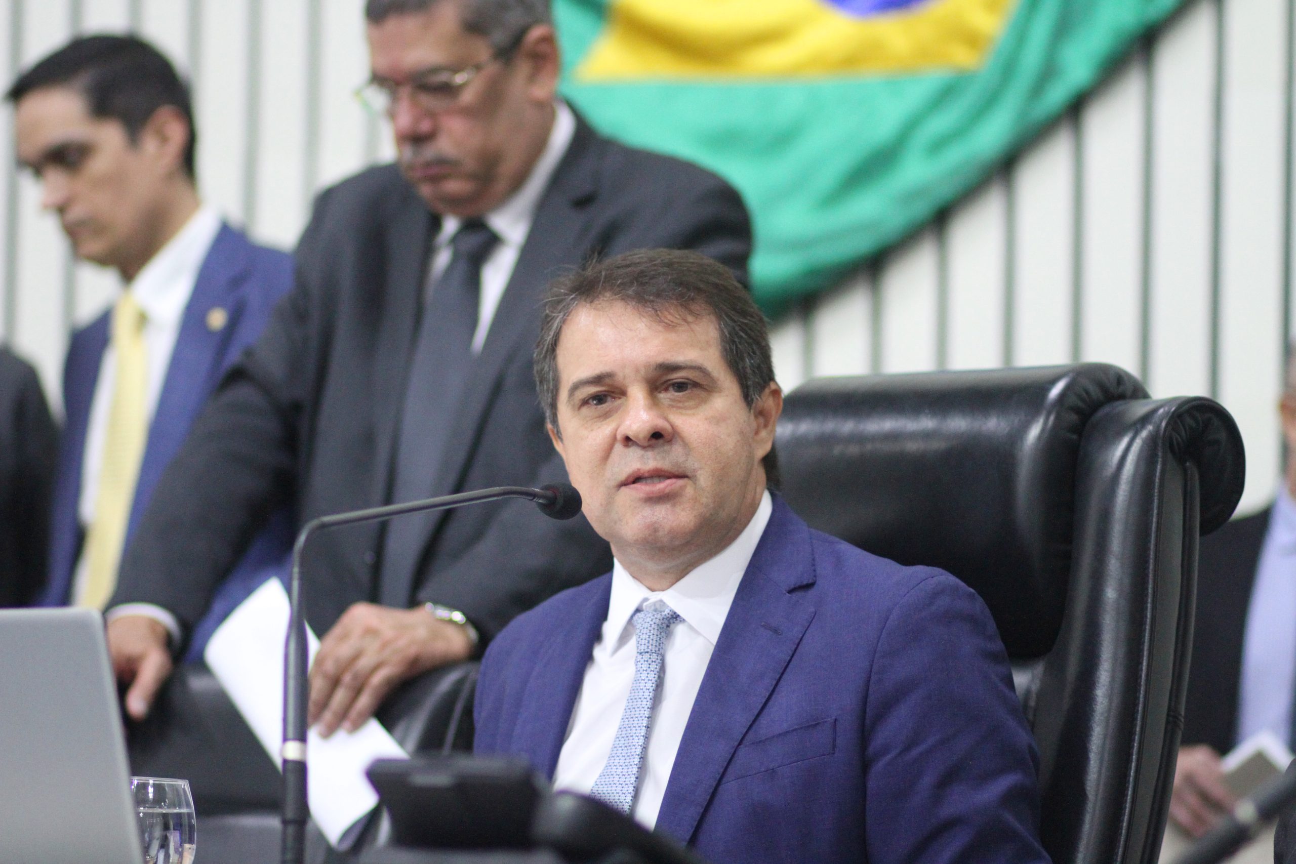 Evandro Leitão defende Fernando Santana e garante que petista não sai da presidência da CPI da Enel