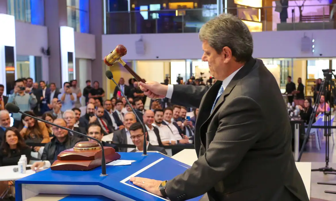 Tarcísio de Freitas bate o martelo e rodovias licitadas em SP receberão investimentos de R$ 4,3 bilhões Tarcísio de Freitas bate o martelo e rodovias licitadas em SP receberão investimentos de R$ 4,3 bilhões