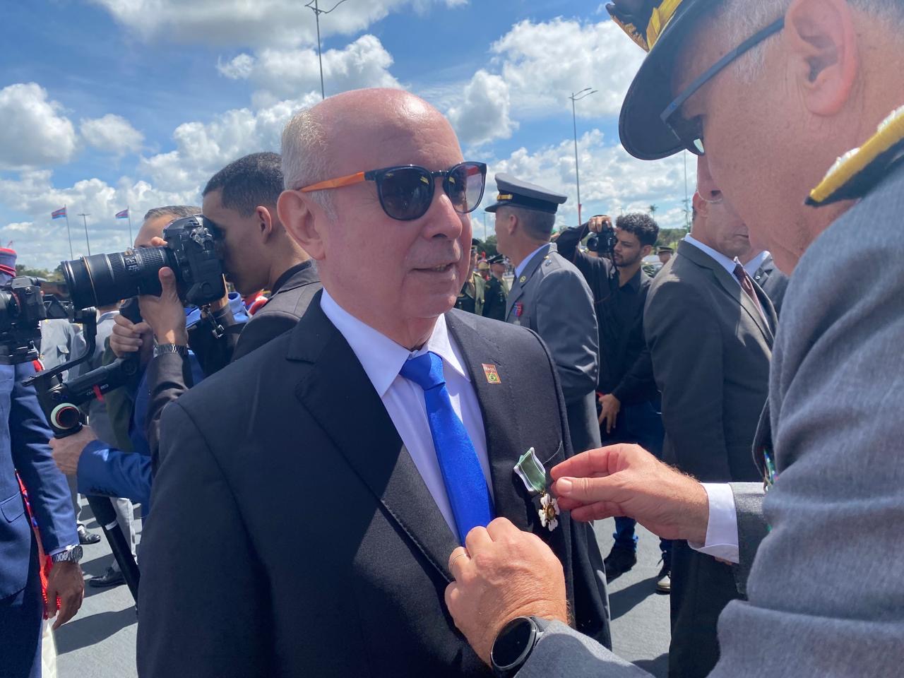 Amarilio Cavalcante é condecorado com a insígnia de Cavaleiro no Dia do Exército em Brasília