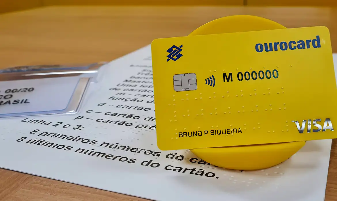 Pessoas com deficiência visual poderão ter cartão bancário em braile Pessoas com deficiência visual poderão ter cartão bancário em braile