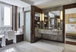 Banheiro em mármore da suíte presidencial
