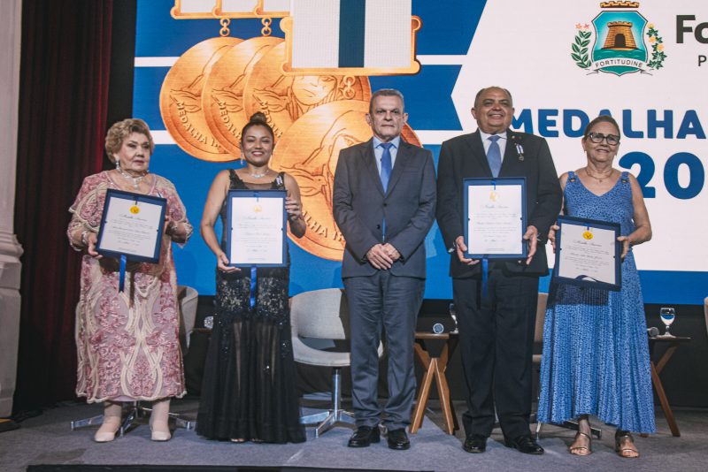 Medalha Iracema entregue a personalidades de destaque da sociedade fortalezense