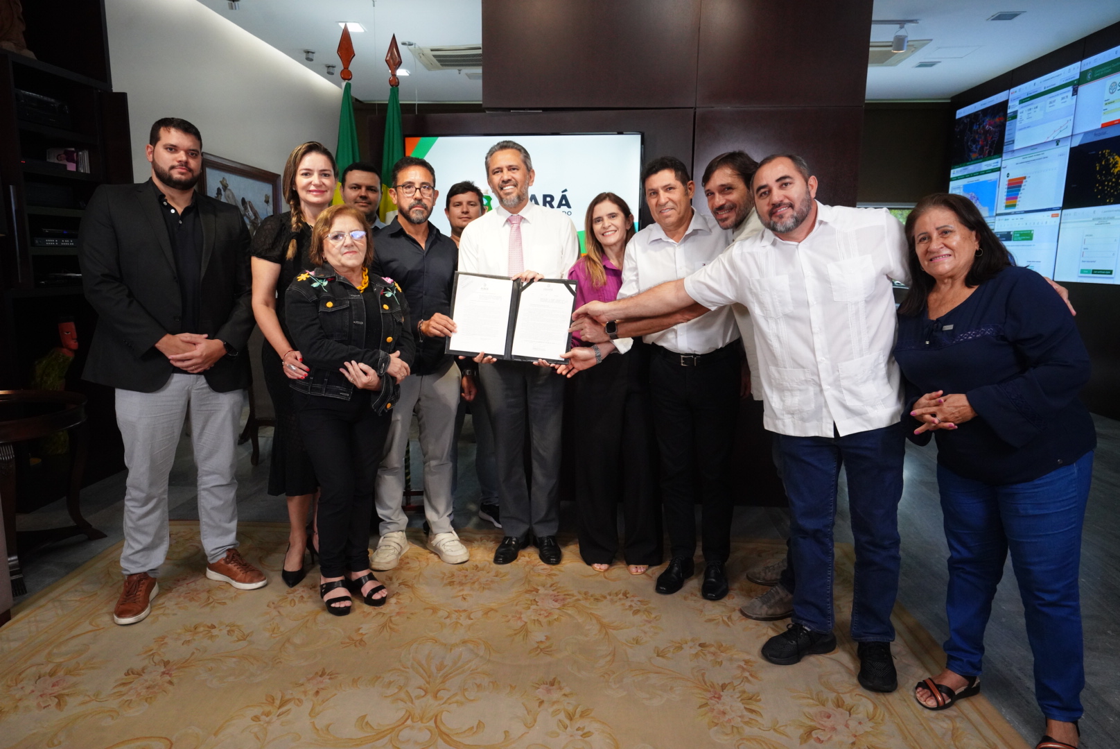 Elmano sanciona lei que garante reajuste salarial para professores da Educação Básica do Ceará