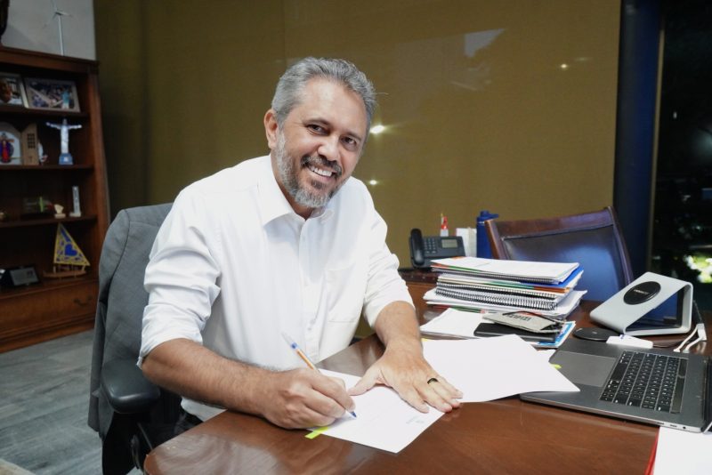 Elmano de Freitas envia projeto de lei que assegura benefícios para professores