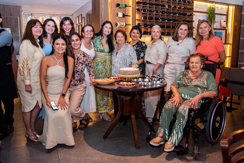 B-day - Fernanda Sousa brinda nova idade em restaurante mediterrâneo