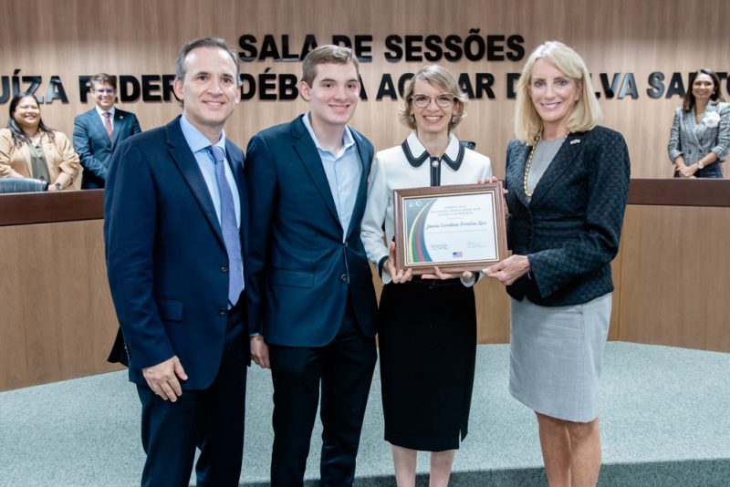 TRAJETÓRIA NOTÁVEL - Desembargadora federal Joana Carolina recebe prêmio da Embaixada dos EUA