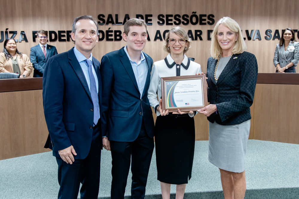 Desembargadora federal Joana Carolina recebe prêmio da Embaixada dos EUA