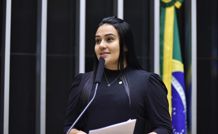 Dayany propõe que caneta de adrenalina autoinjetável seja disponibilizada gratuitamente no SUS e em escolas do Brasil Dayany propõe que caneta de adrenalina autoinjetável seja disponibilizada gratuitamente no SUS e em escolas do Brasil