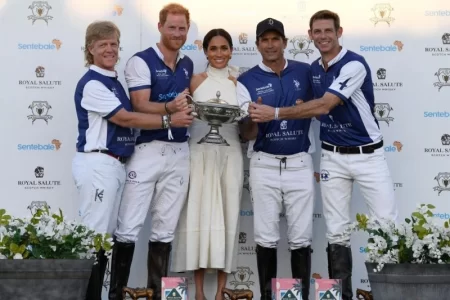 Príncipe Harry joga no Desafio de Polo da Royal Salute em prol de sua ONG