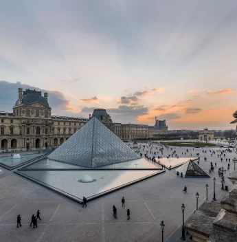 Louvre como palco de yoga e dança durante Olimpíada de Paris