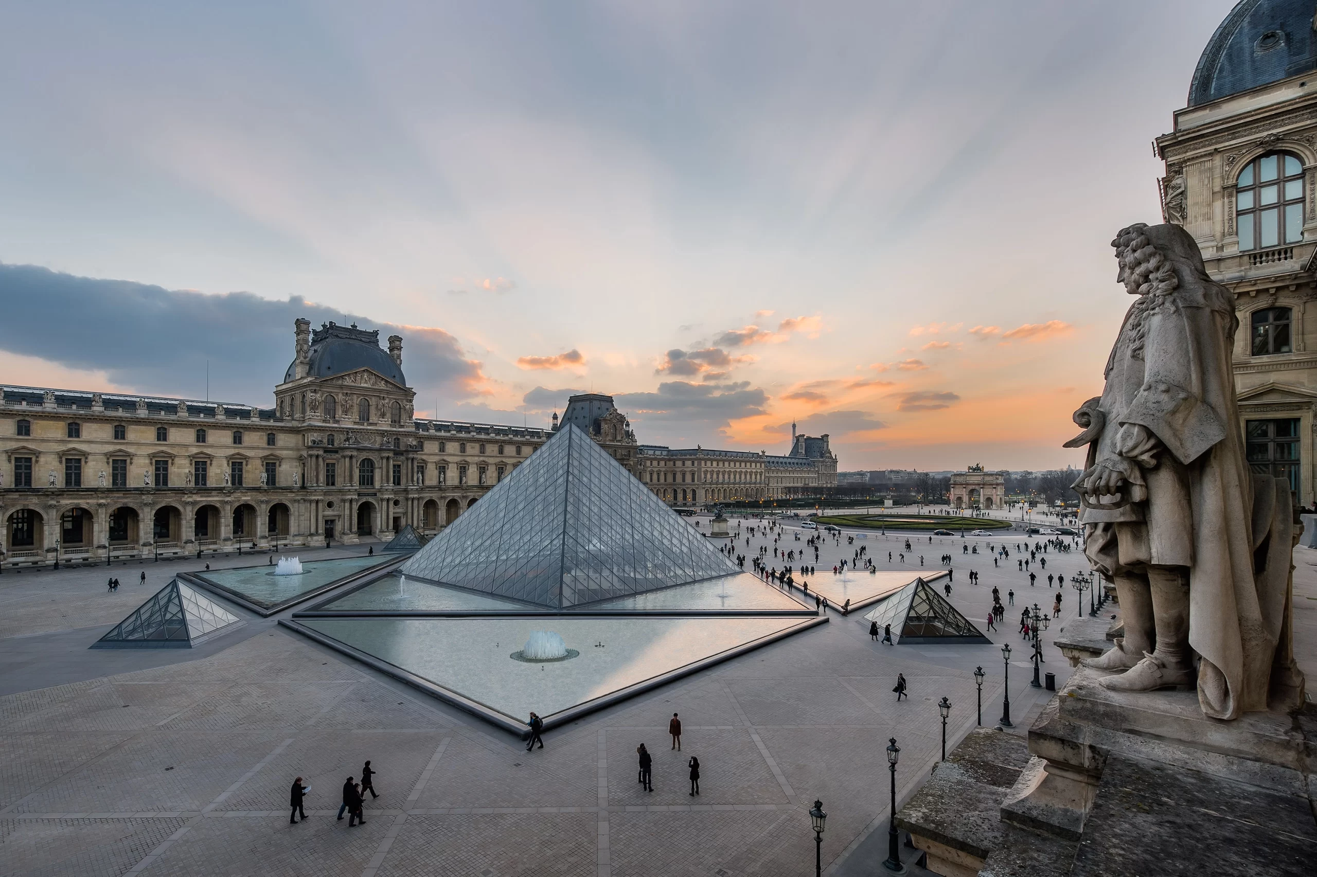 Louvre como palco de yoga e dança durante Olimpíada de Paris