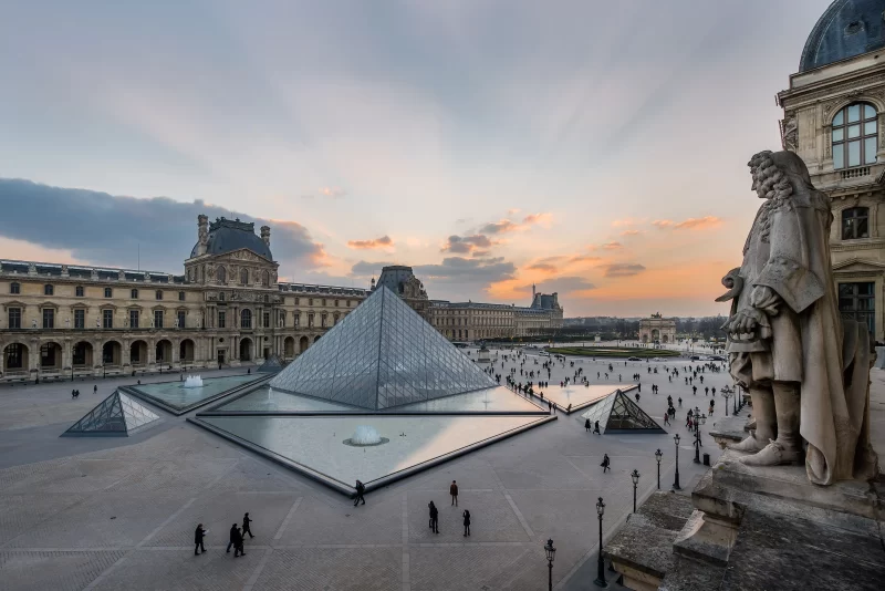 Museu do Louvre vive período crítico que expõe fragilidades institucionais