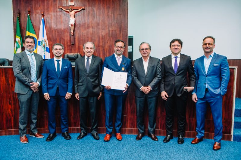 Reconhecimento - Dr. Márcio Crisóstomo é agraciado com a medalha Dr. Periguary de Medeiros pela Câmara