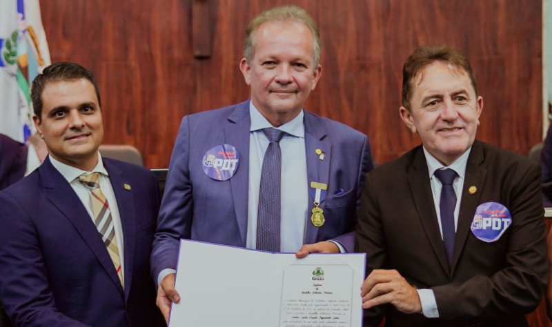 André Figueiredo recebe Medalha Boticário Ferreira com a presença de Tasso, Lupi, Ciro, Sarto e RC