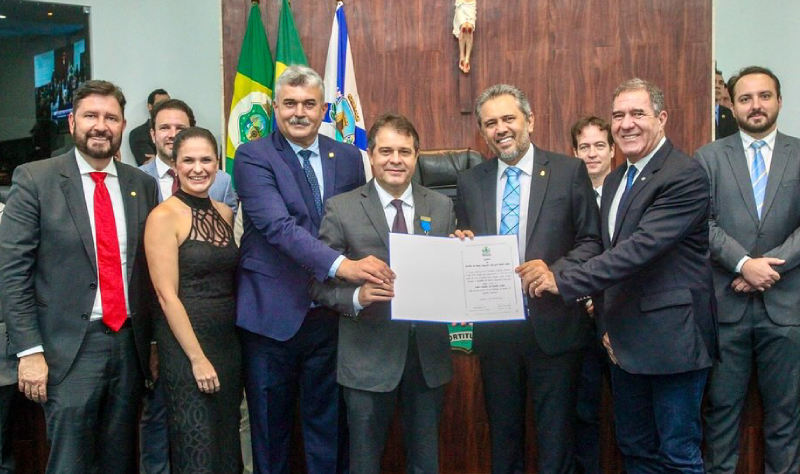 Evandro Leitão recebe Medalha Ayrton Senna na CMFor sob gritos de “prefeito”