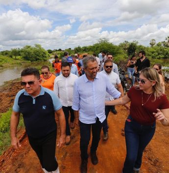 Elmano visita comunidades afetadas pelas chuvas em Morada Nova e anuncia medidas de apoio emergencial