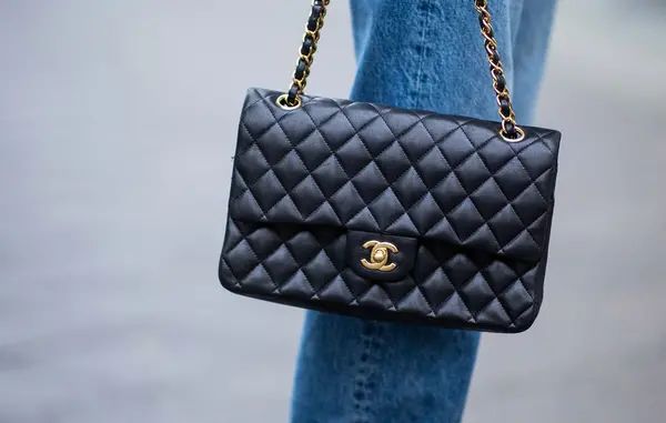 Chanel busca novos limites e sobe preço de bolsa mais conhecida para R$ 56.000