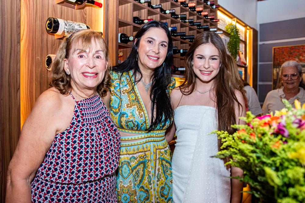Fernanda Sousa brinda nova idade em restaurante mediterrâneo