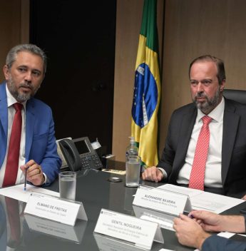Elmano se reúne com ministro de Minas e Energia sobre Enel no Ceará: “serviço de péssima qualidade”