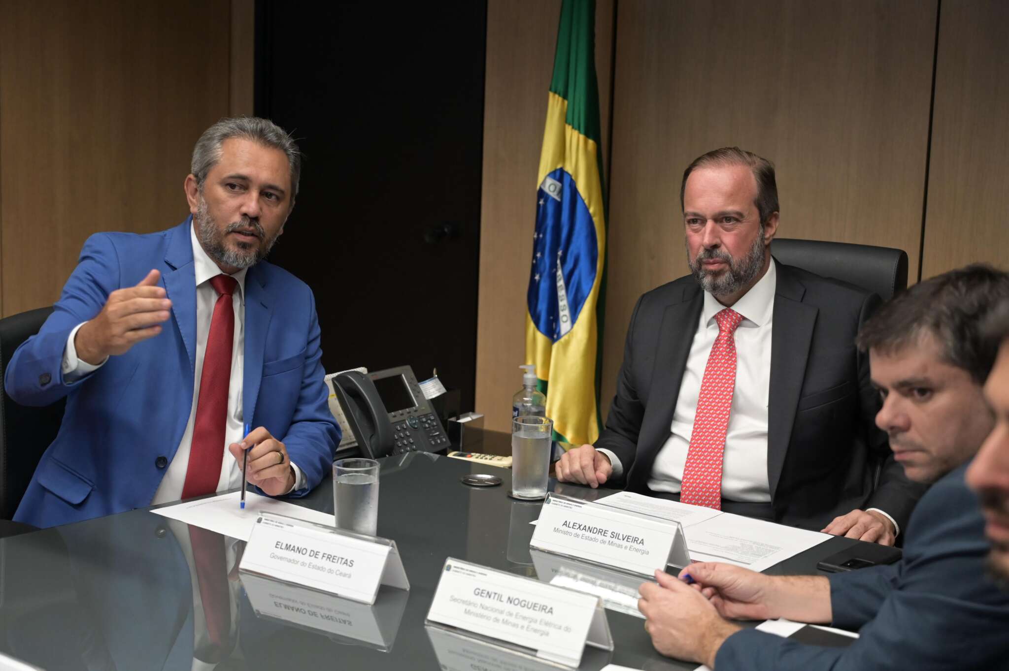 Elmano se reúne com ministro de Minas e Energia sobre Enel no Ceará: “serviço de péssima qualidade”