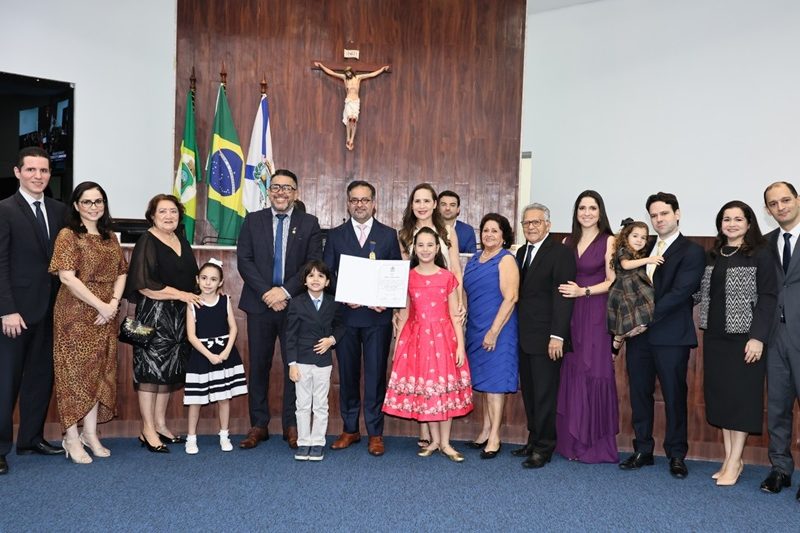 Reconhecimento - Dr. Márcio Crisóstomo é agraciado com a medalha Dr. Periguary de Medeiros pela Câmara