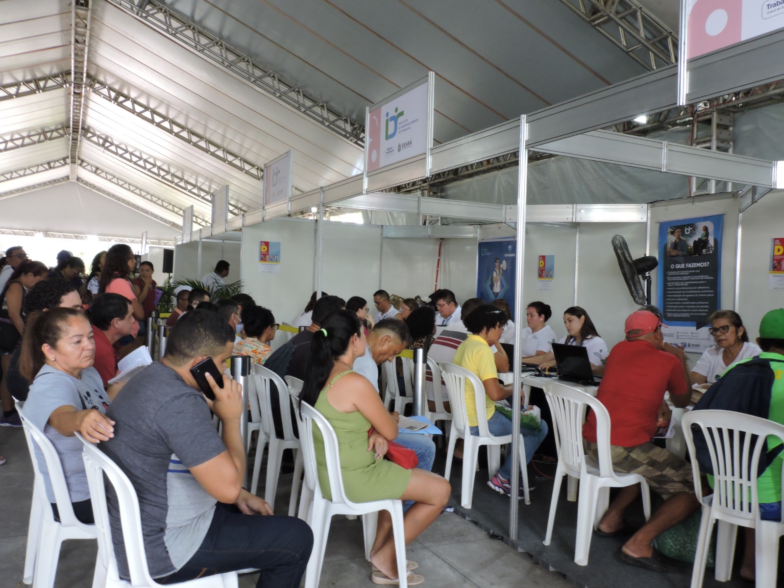 Governo do Ceará promove série de ações especiais voltada para o trabalhador na Praça José de Alencar